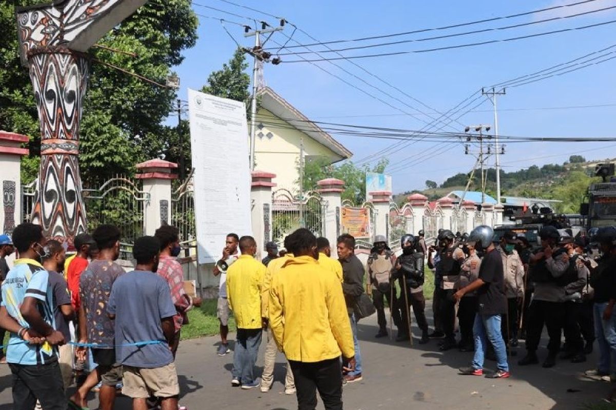 Aparat keamanan akhirnya bubarkan pendemo di kawasan Abepura dan Heram