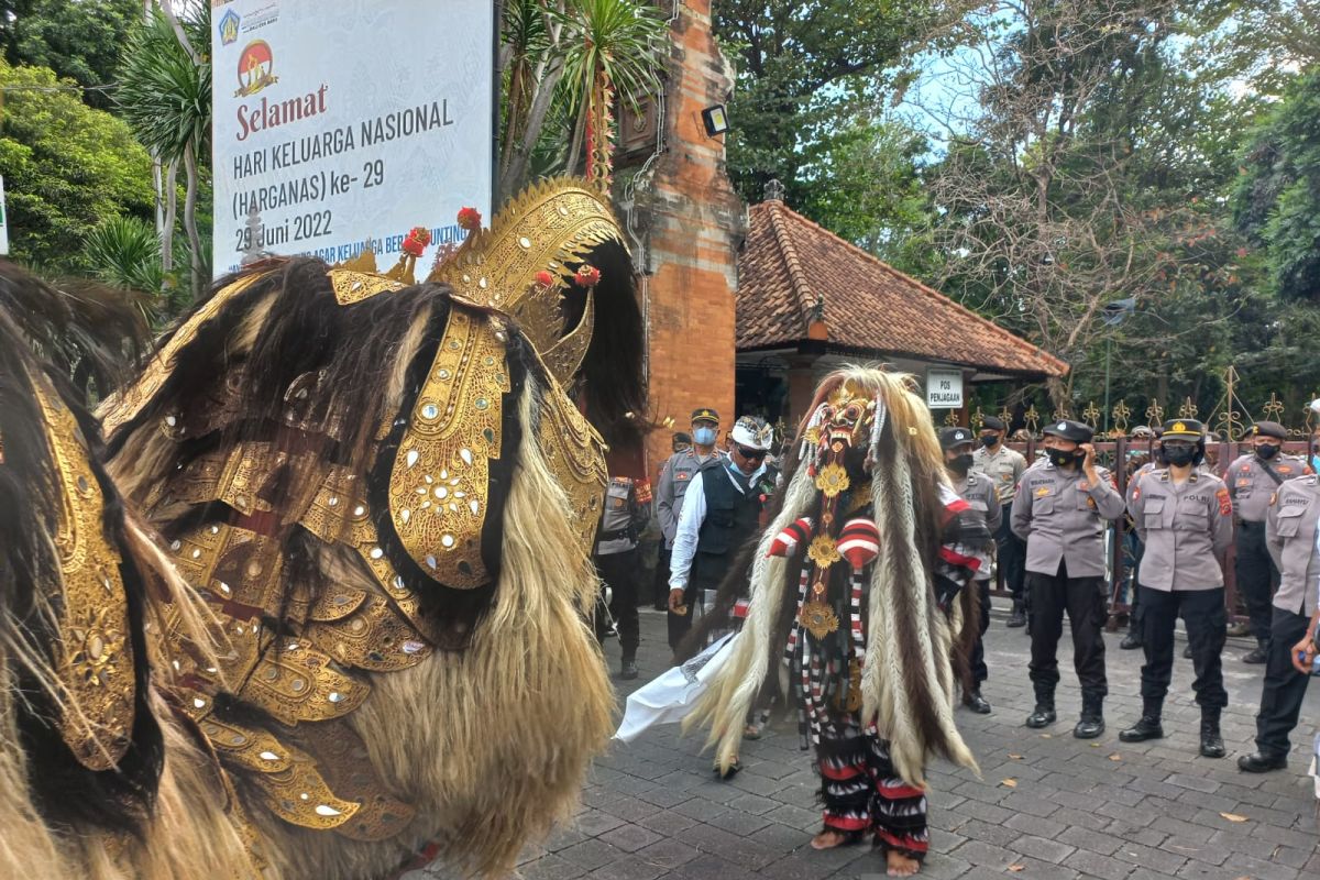 Ratusan polisi Denpasar amankan aksi warga Intaran tolak Terminal LNG