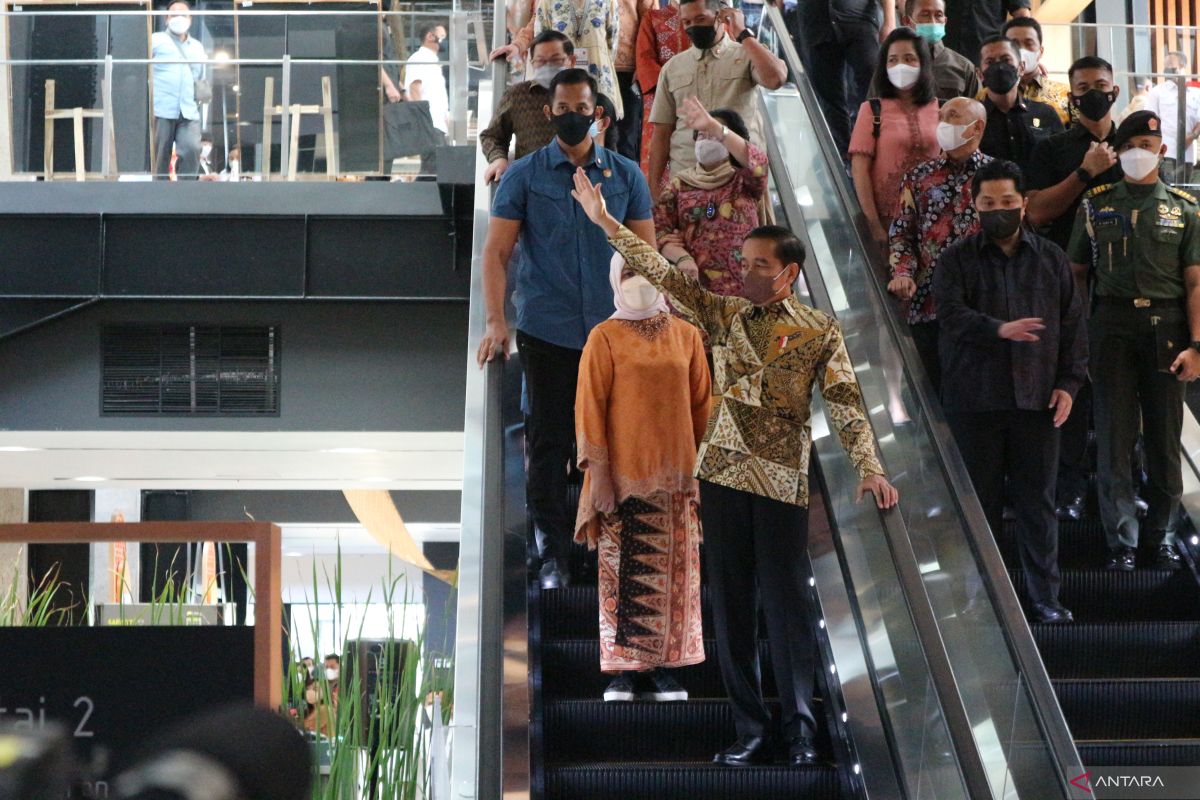 Jokowi cerita kenangan "naik turun" eskalator Sarinah