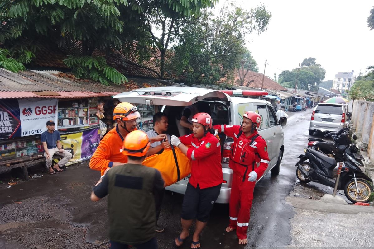 PMI Kota Sukabumi bantu tim SAR evakuasi korban hanyut di Sungai Citamiang