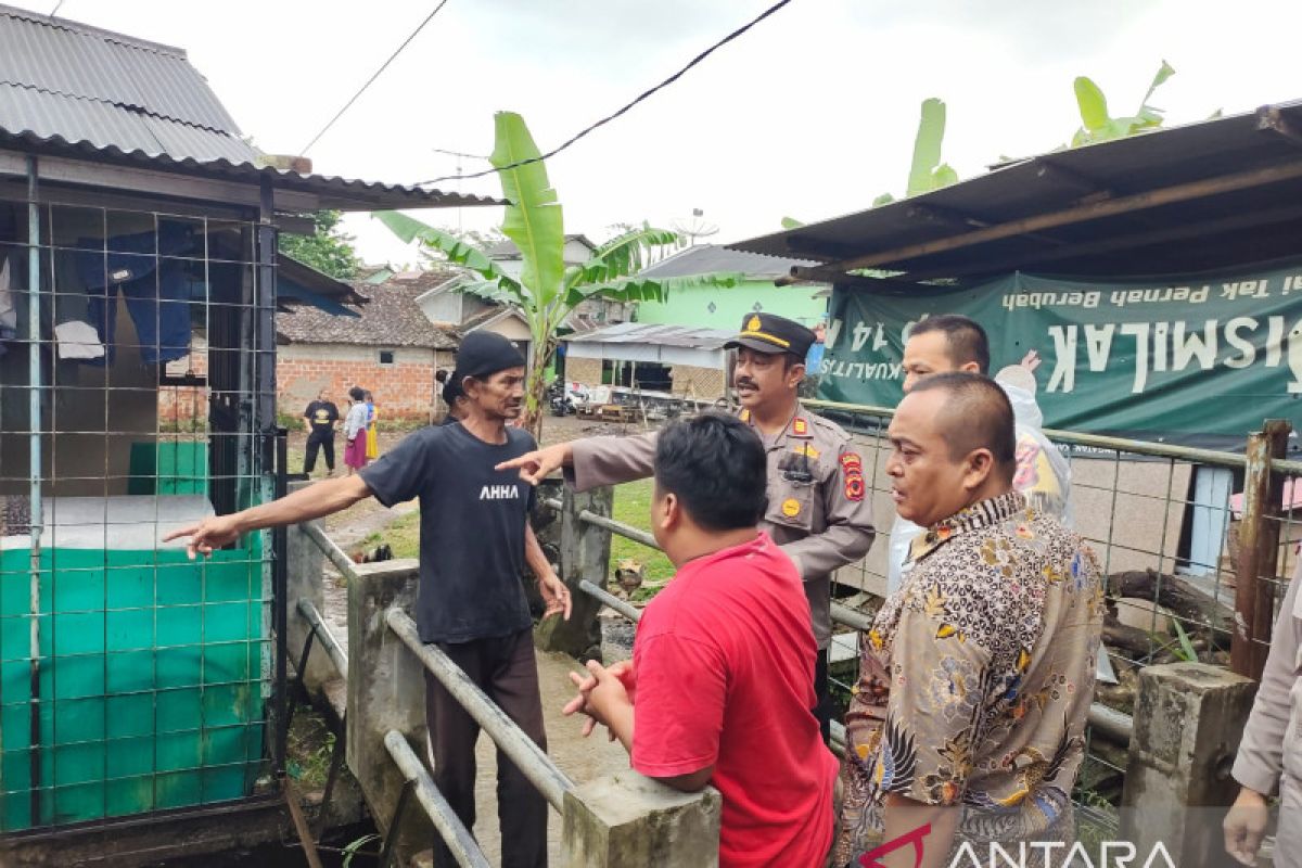 Kakek dan cucu yang terseret arus Sungai Citamiang Sukabumi ditemukan meninggal