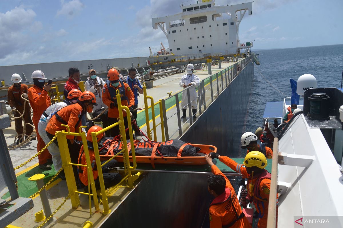 Aceh's SAR evacuates a Filipino seaman, died in work accident