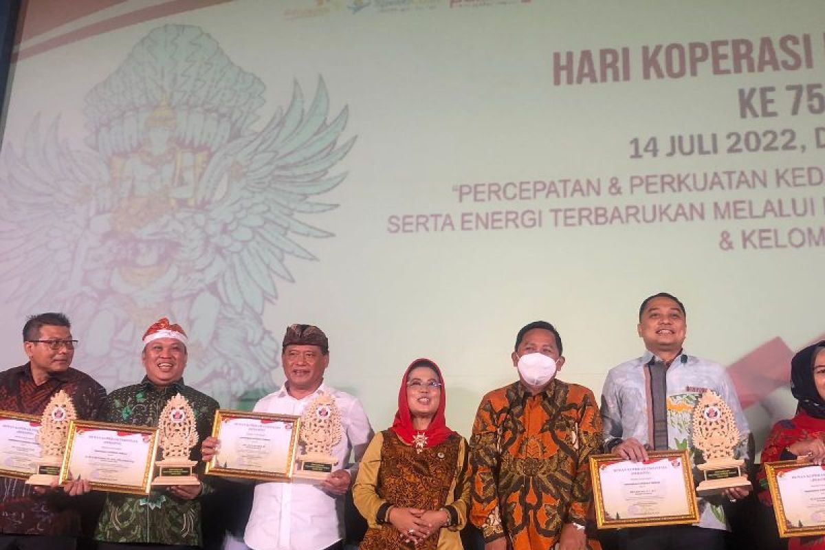 Wali Kota Denpasar Jaya Negara raih penghargaan penggerak koperasi terbaik