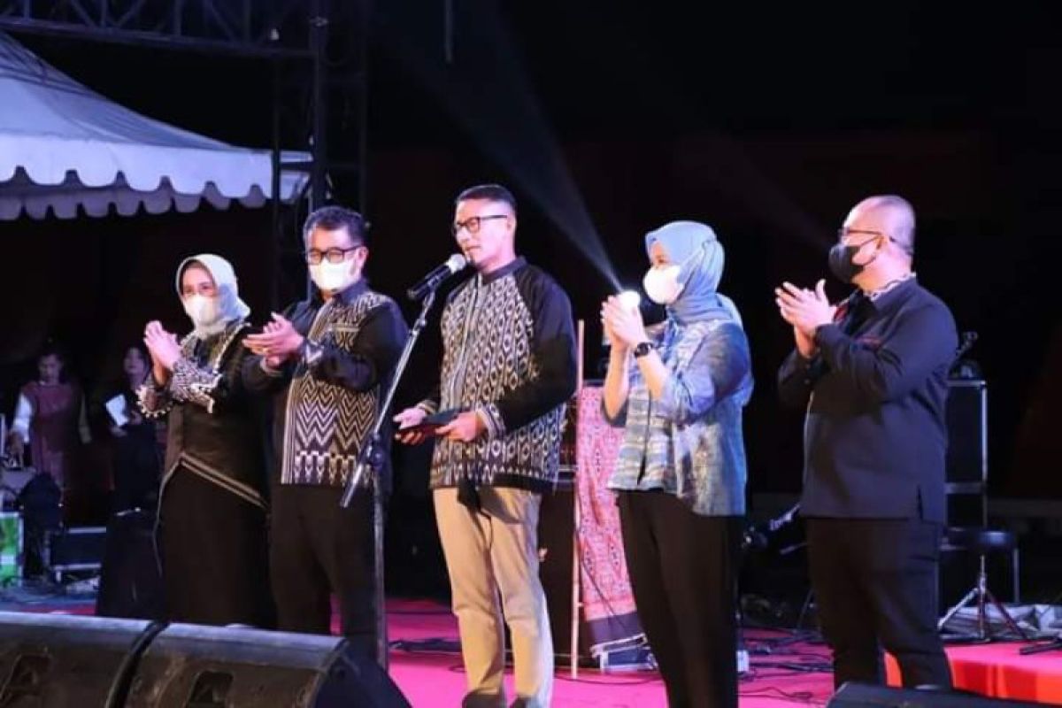 Menparekraf bakal promosikan kain tenun sekomandi Sulbar ke luar negeri