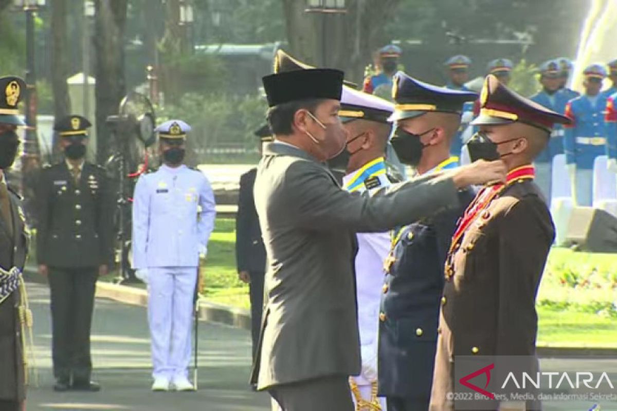 Presiden melantik 754 perwira remaja TNI dan Polri