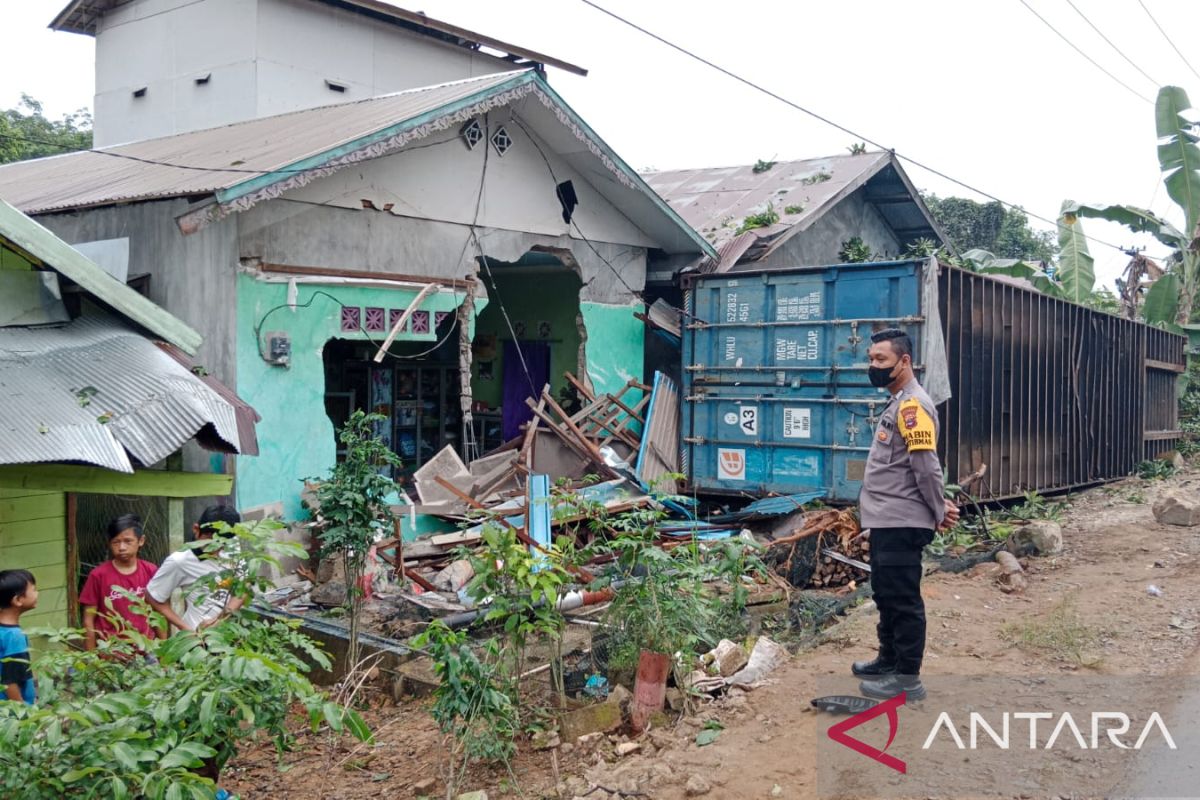 Kontiner timpa 5 rumah, pengemudi dinyatakan lalai