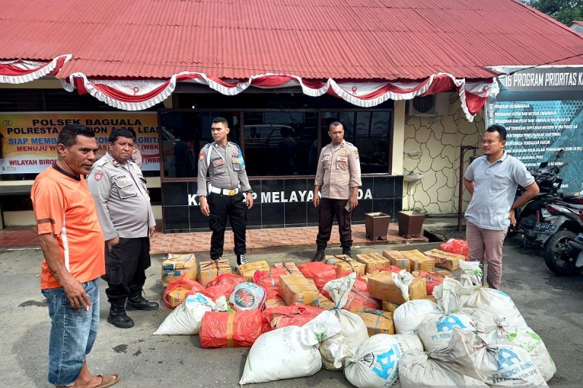 Polisi sita 1 ton miras Sopi tak bertuan di Angkot Ambon