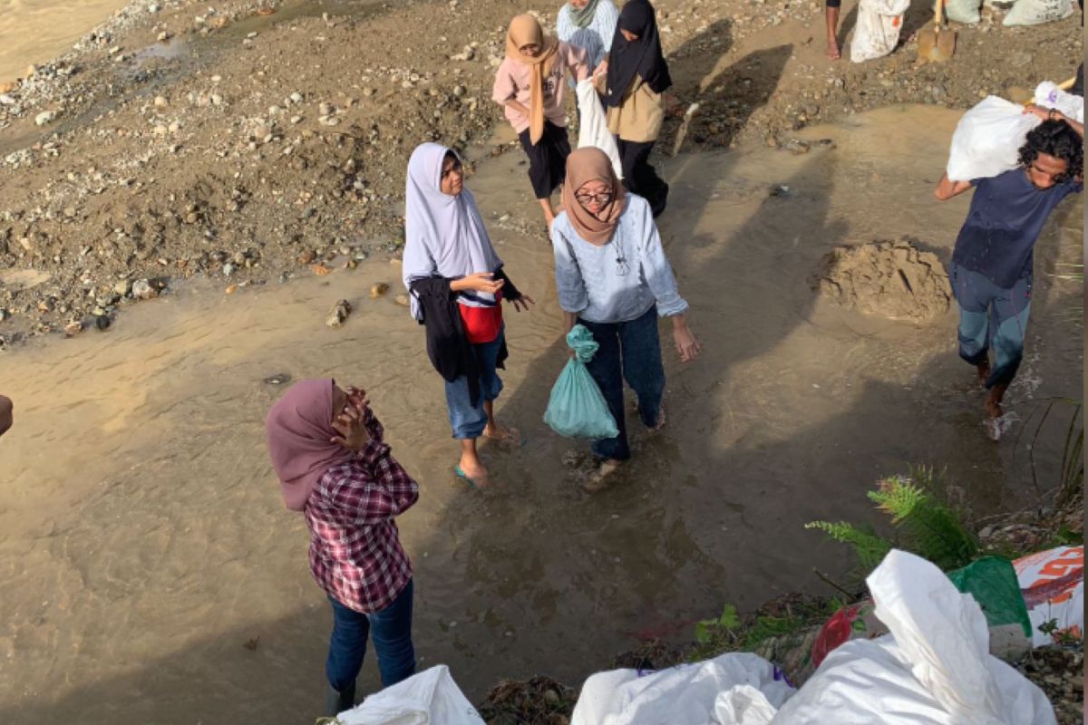 Komunitas di Maluku buat tanggul di Kaitetu antisipasi banjir, patut diapresiasi
