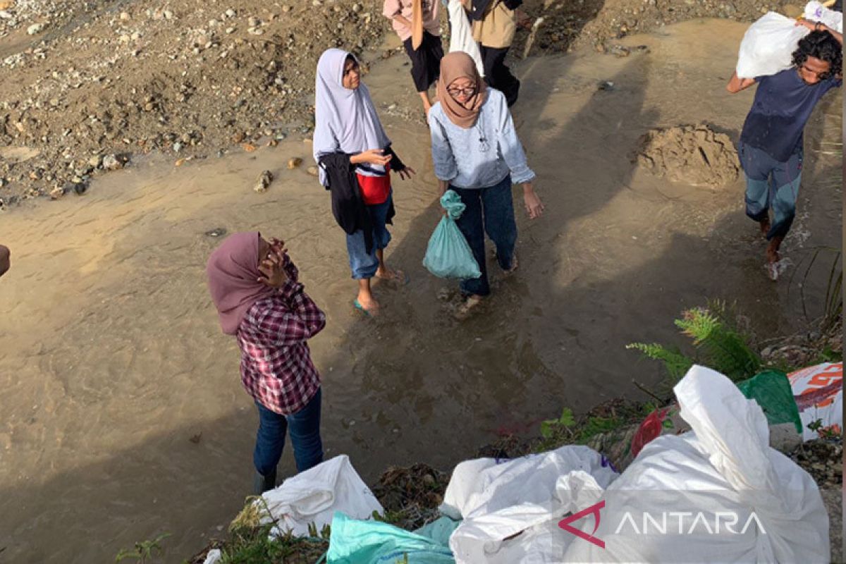 Komunitas di Maluku buat tanggul di Kaitetu antisipasi banjir