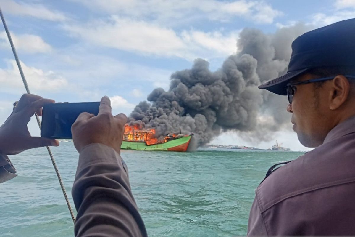 KM Artha Mina Utama 11 terbakar di kolam bandar Kepulauan Aru, Maluku