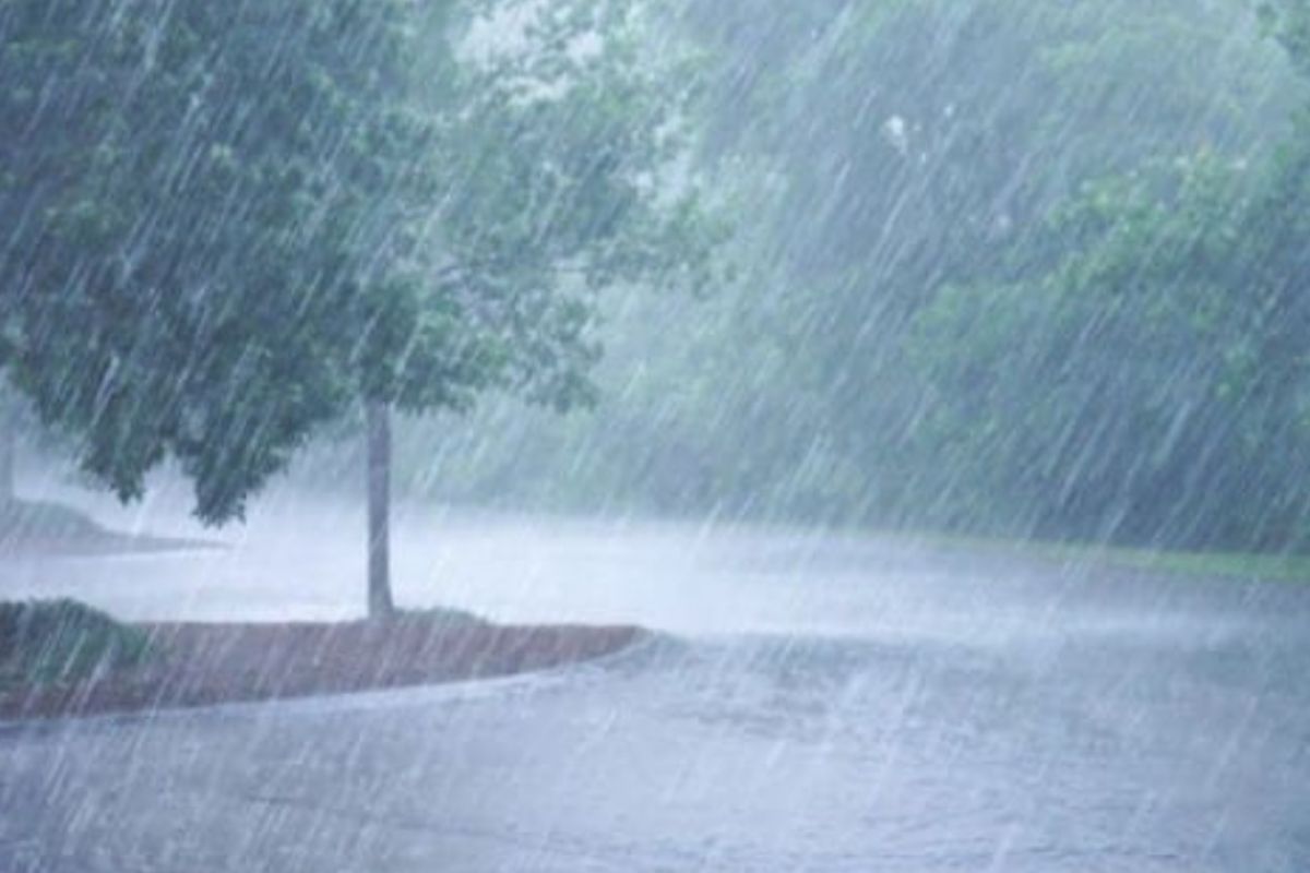 Hujan diperkirakan hadir di sebagian kota besar di Indonesia