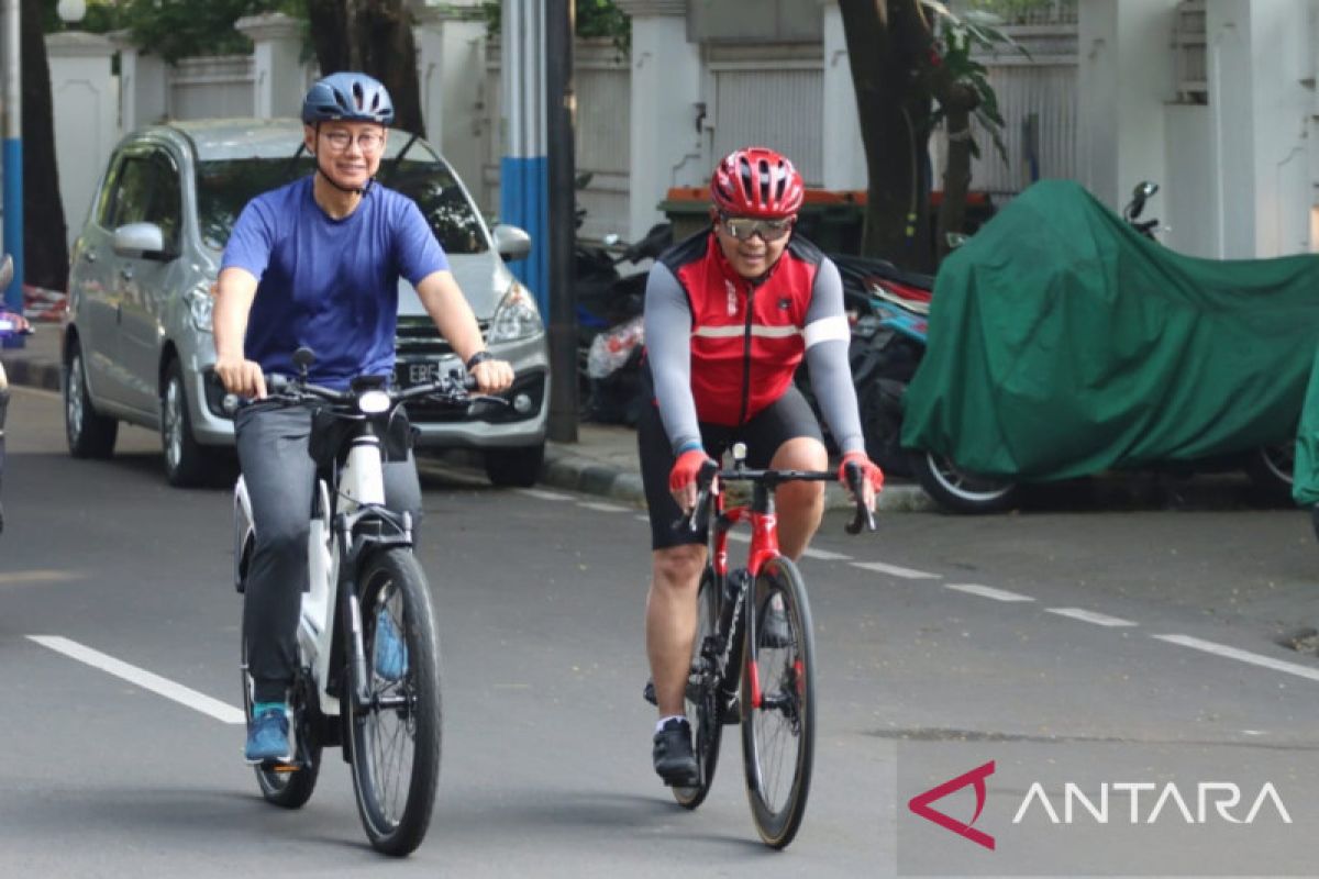 Sekjen PDIP dan Sekjen PAN gowes bareng sambil ngobrol santai