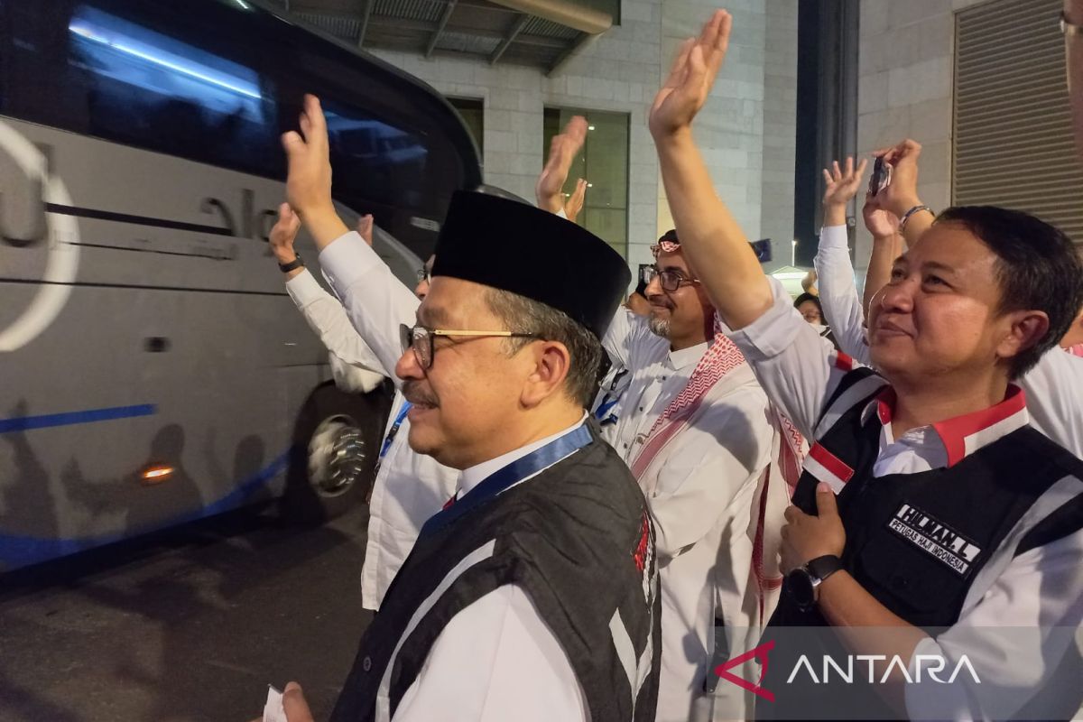 Indonesian Hajj pilgrims begin to fly home, minister apologizes