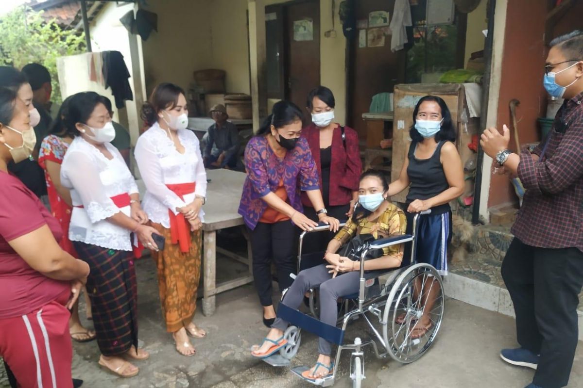 K3S Denpasar-Bali berbagi kasih pada lansia dan penyandang disabilitas