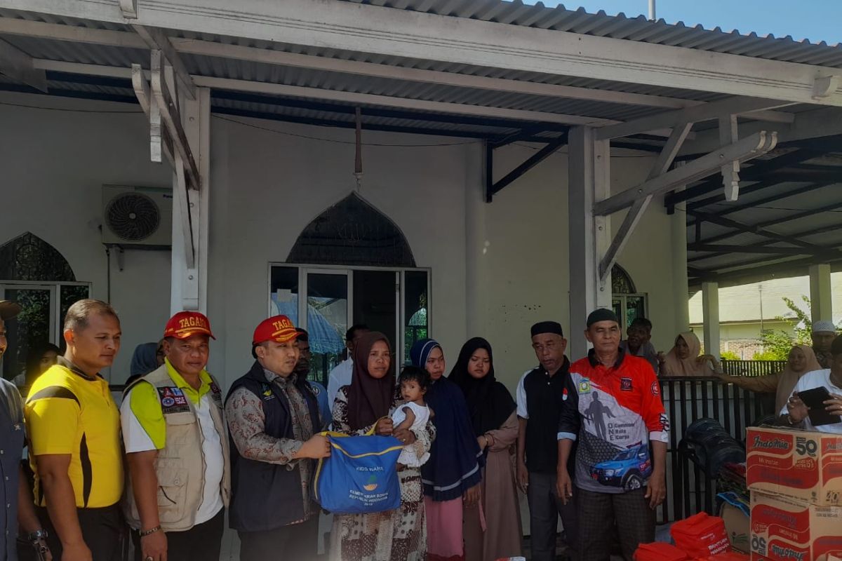 Awali tugas, Pj Bupati Aceh Besar serahkan bantuan masa panik