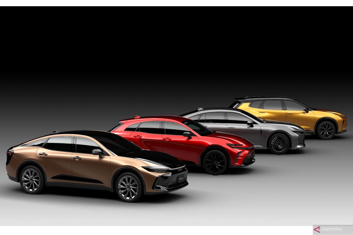 Toyota Crown luncurkan empat model versi sedan dan crossover