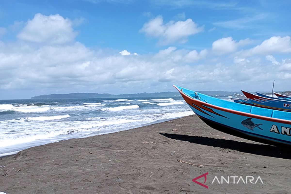 High waves stall sailing activities of thousands of Cilacap's fishers