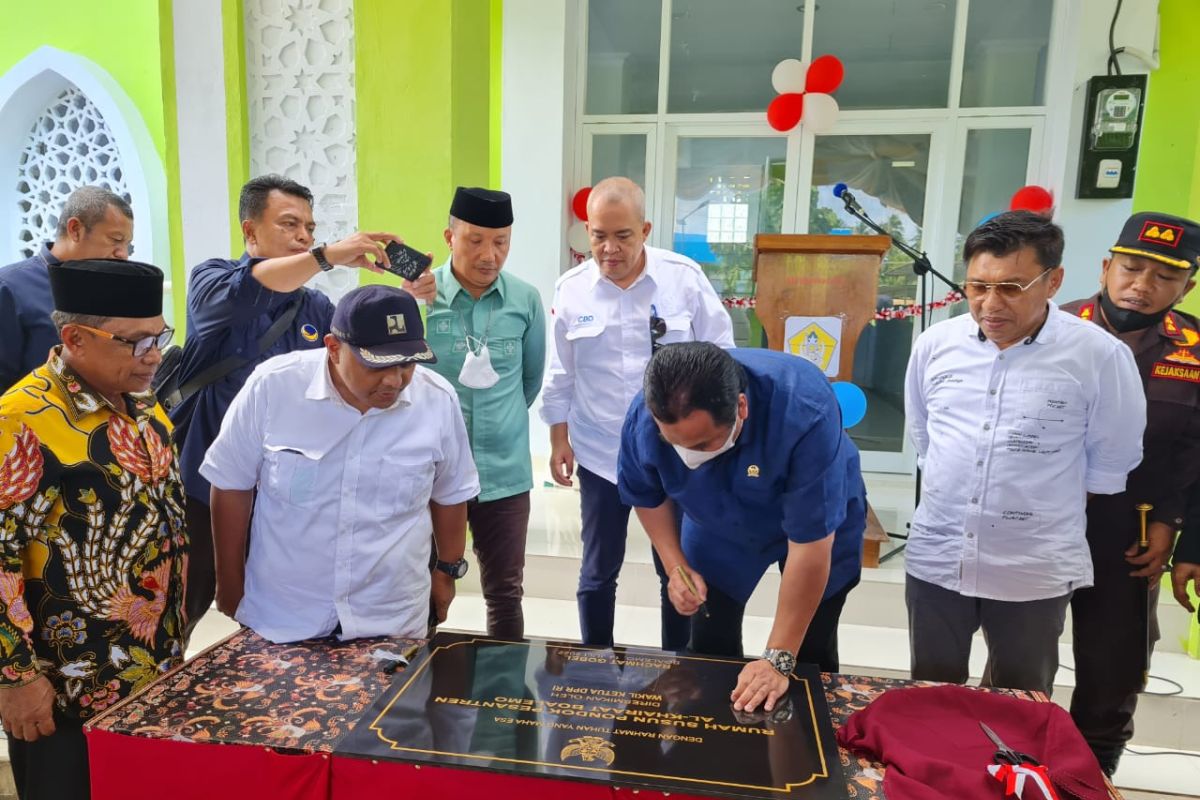 Wakil Ketua DPR Rachmat Gobel resmikan asrama santri di Gorontalo