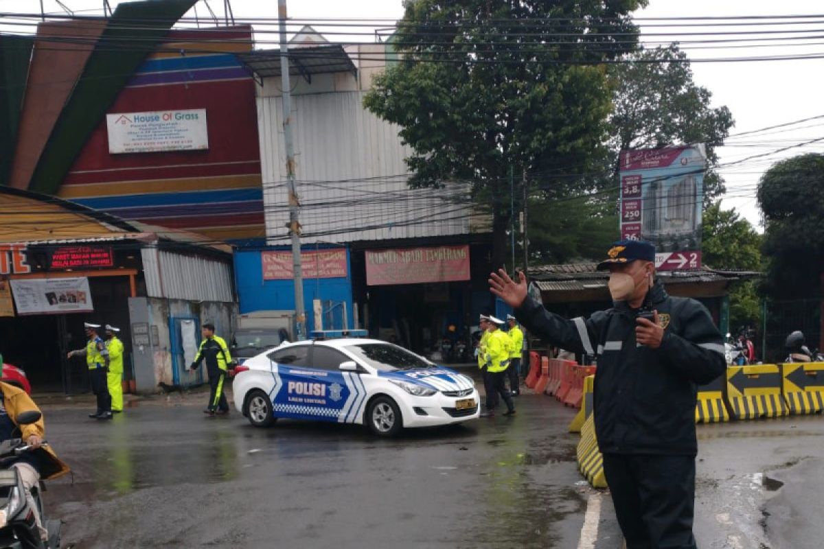 126 petugas diturunkan untuk urai kemacetan akibat banjir di Tangerang