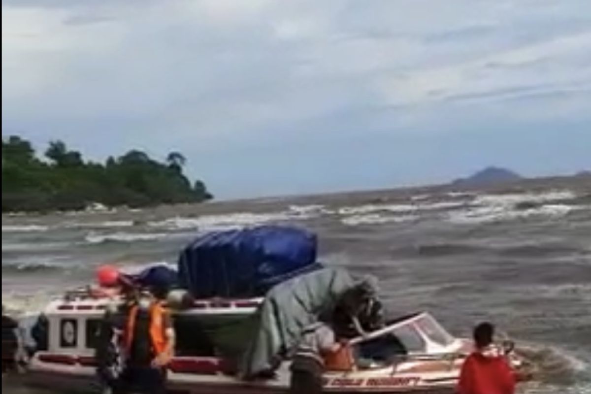 Seedboat Sinergi dihantam gelombang tinggi di perairan Sukadana