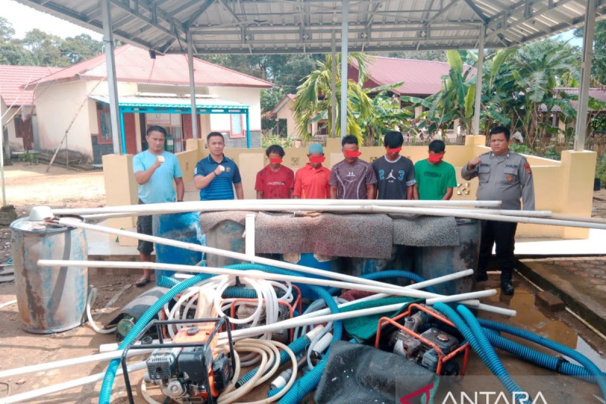 Polisi Bangka Barat menangkap lima penambang ilegal bijih timah