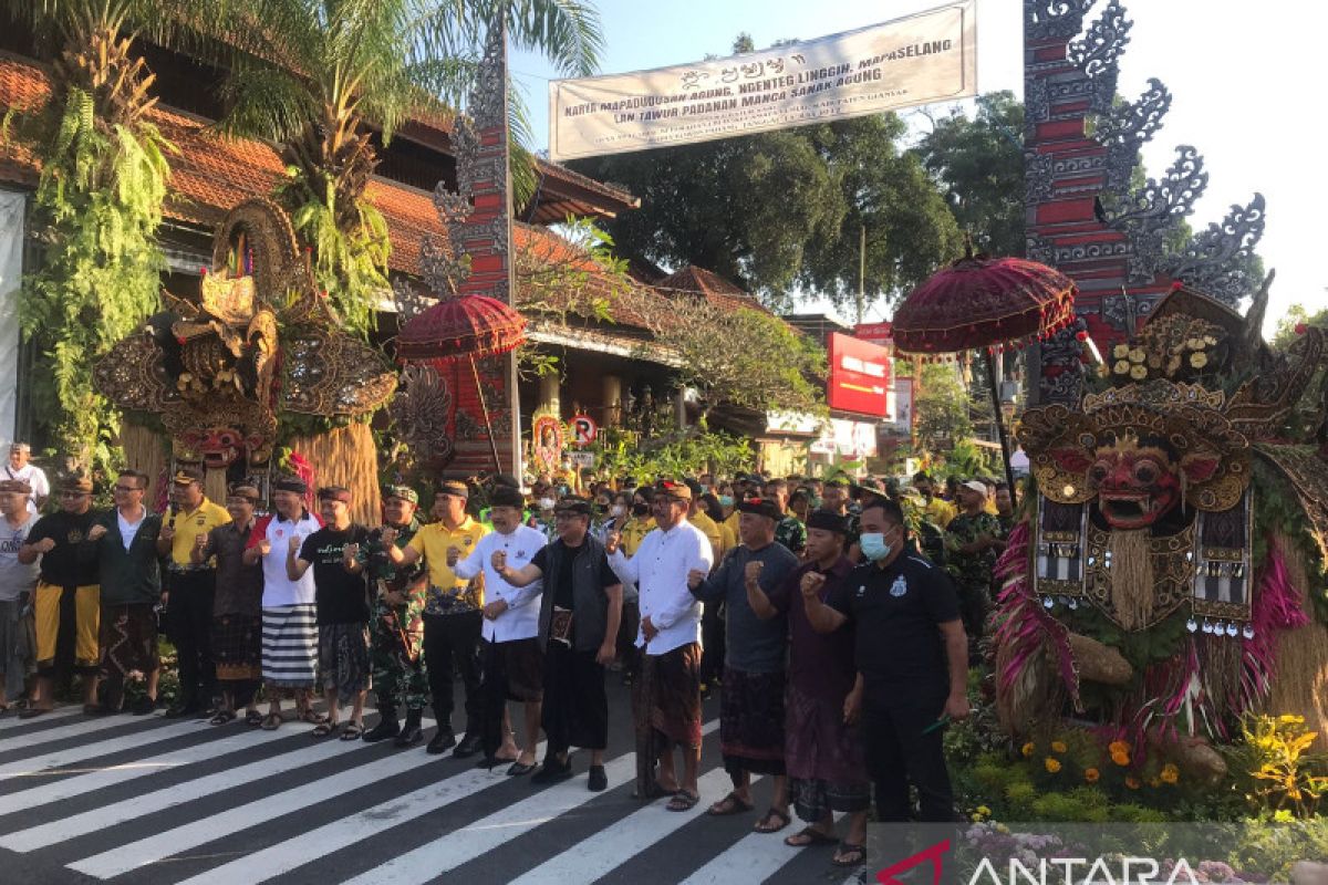 Yayasan Puri Kauhan Ubud dan TNI-Polri aksi bersih-bersih di Ubud