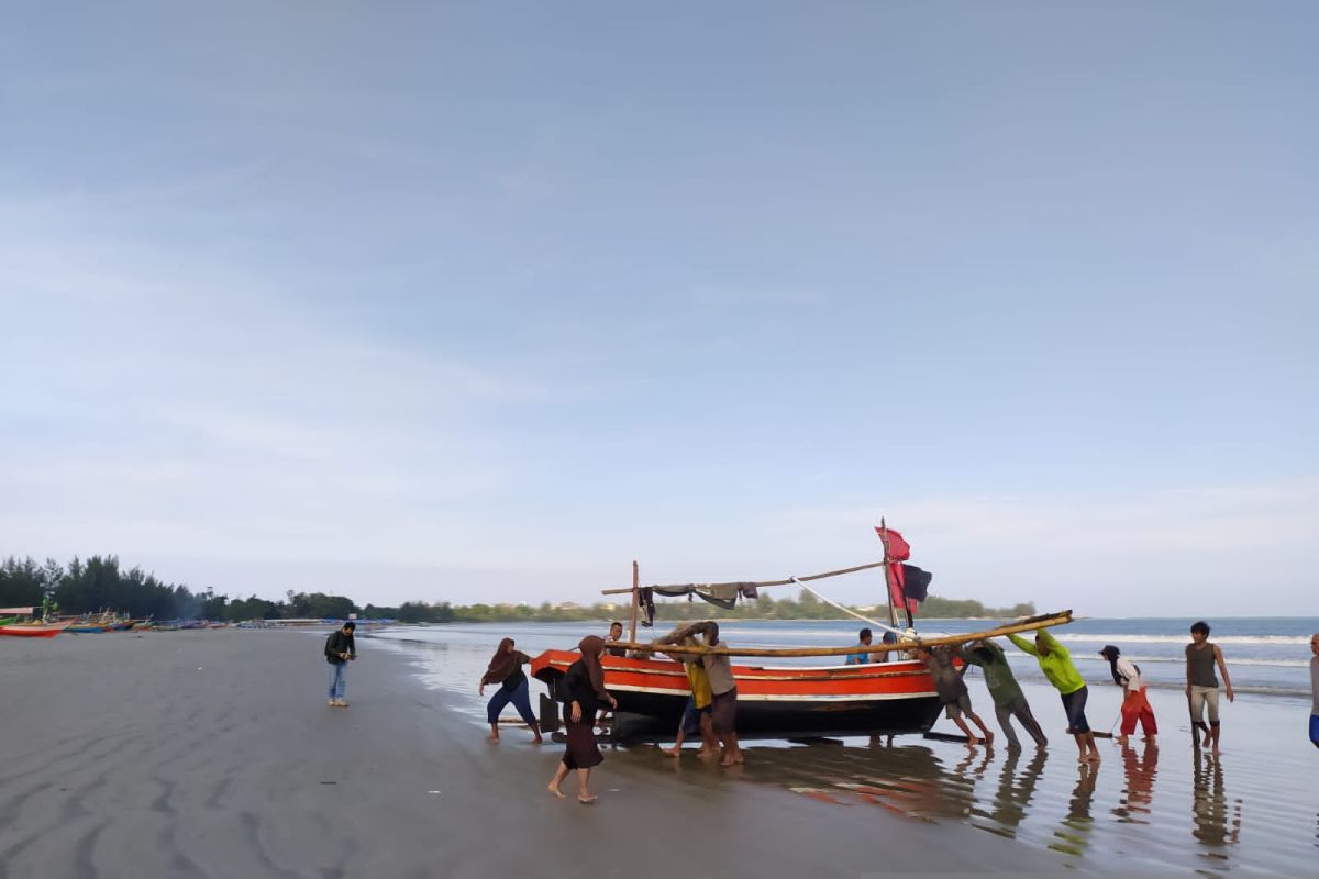 Sejumlah nelayan di Bengkulu nekat melaut meski ombak tinggi
