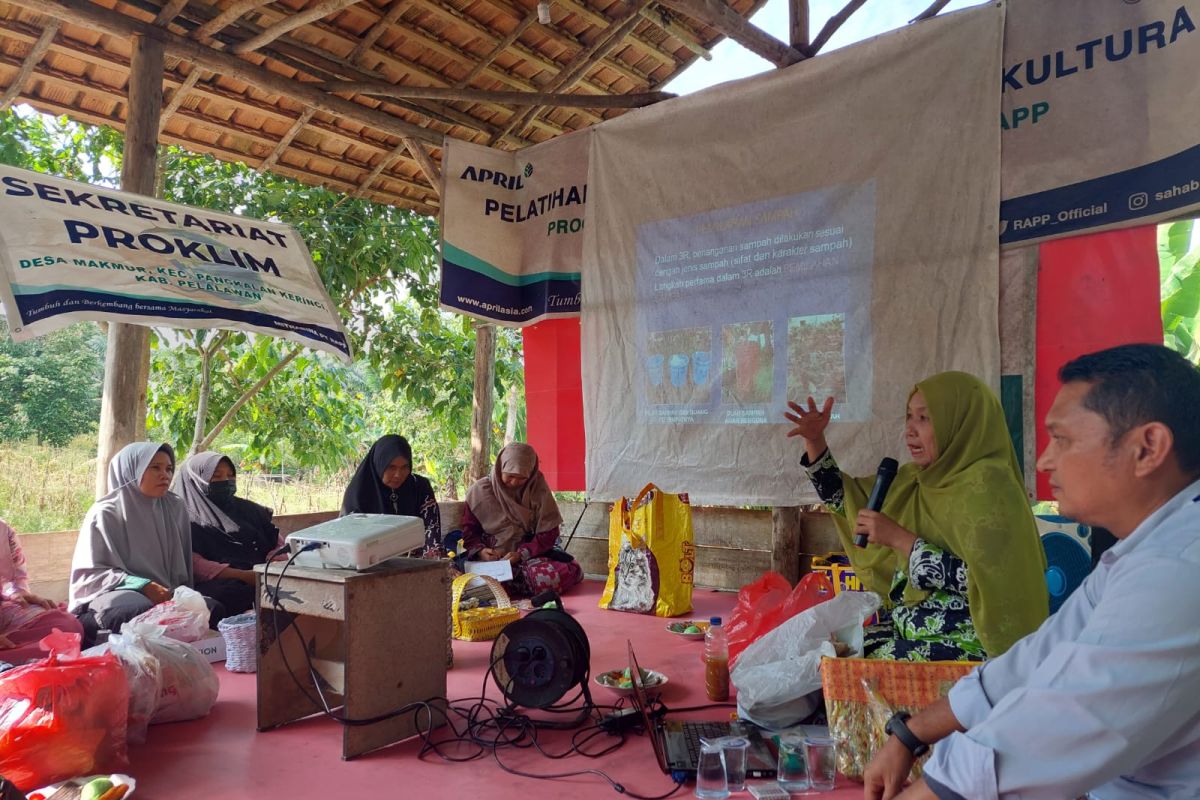 Bersiap menuju Desa Proklim, warga Desa Makmur belajar olah sampah rumah tangga