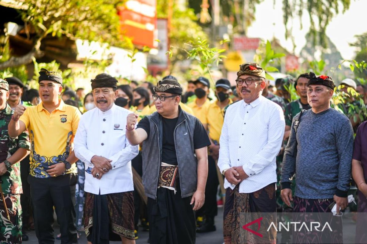 Ari Dwipayana bersama TNI-Polri bersih-bersih campuhan dan beji
