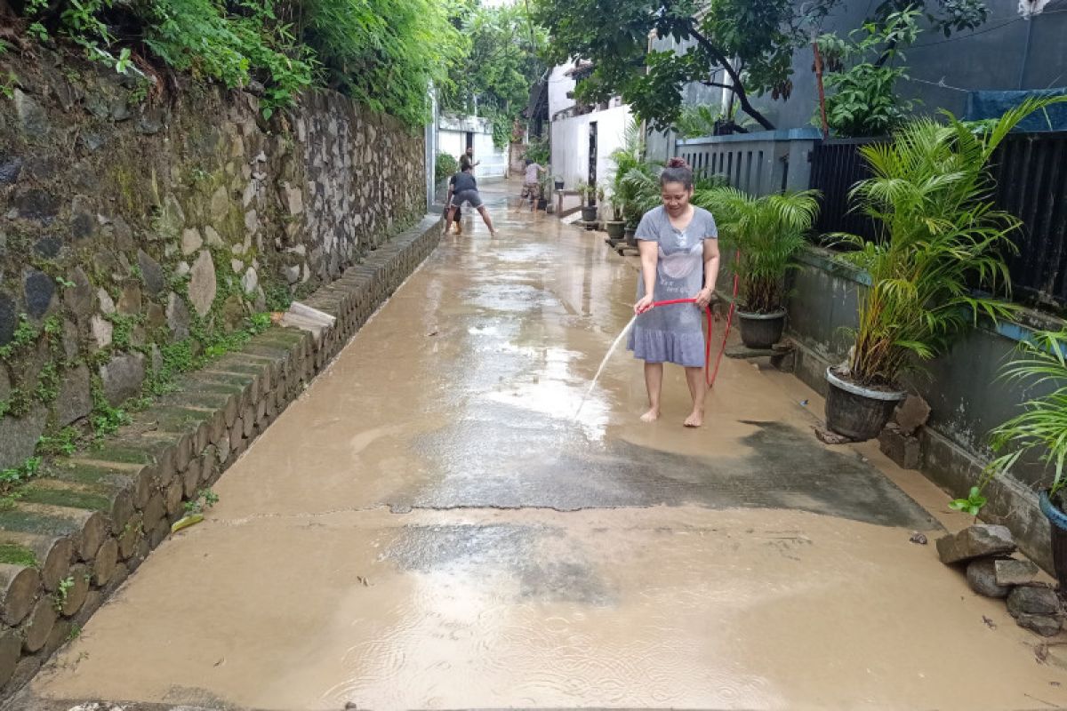 Empat kecamatan di Bekasi banjir akibat air sungai meluap