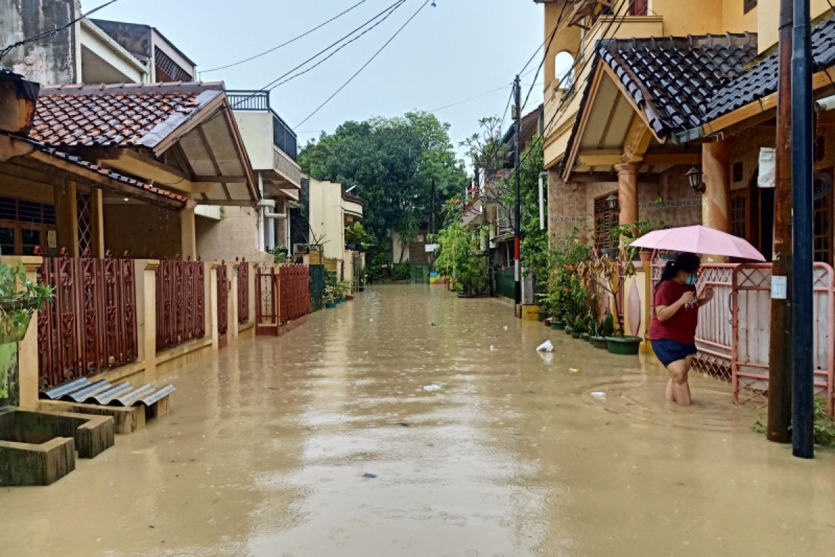 Warga bantaran Kali Bekasi dievakuasi karena luapan sungai