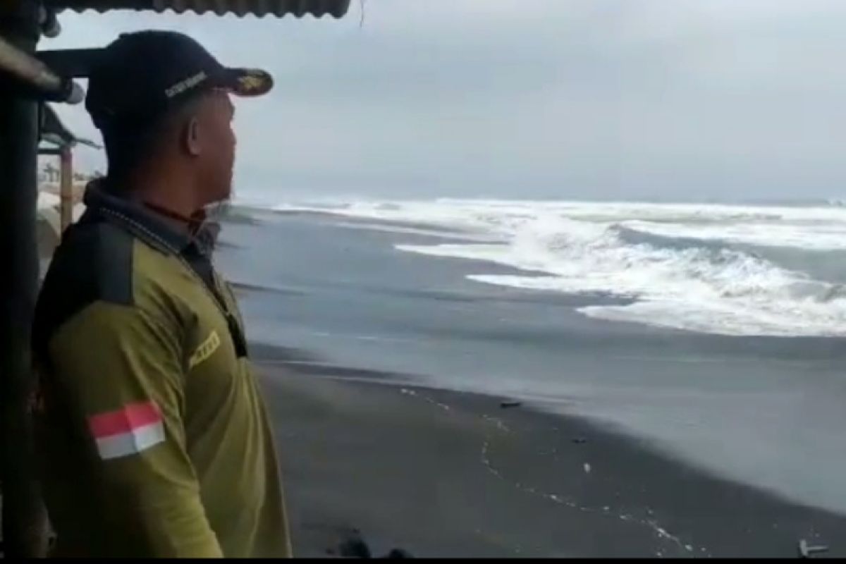 Bangunan di Pantai Depok hancur diterjang gelombang