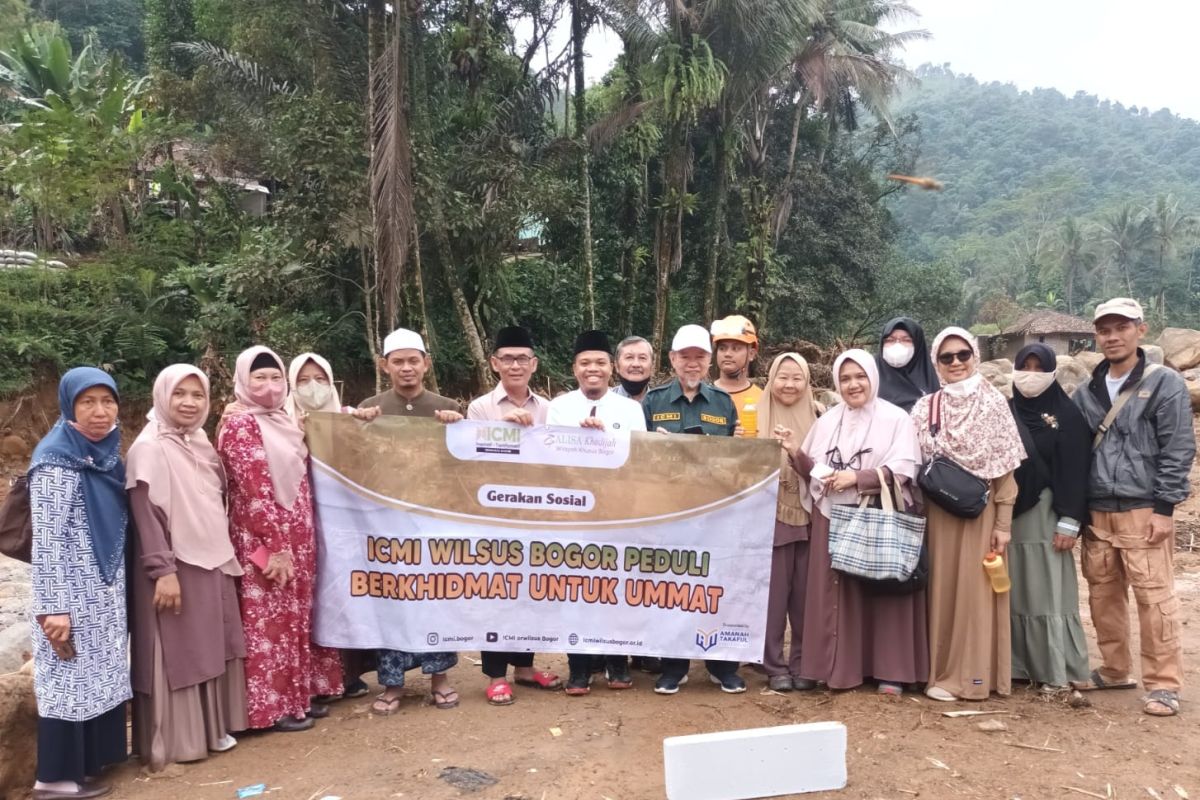 ICMI Bogor berikan bantuan sarana MCK warga terdampak banjir di Leuwiliang