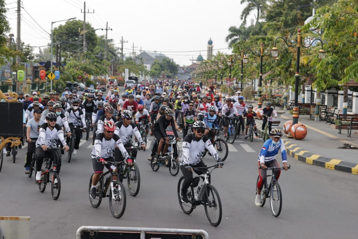 Ratusan pebalap sepeda bersaing pada ajang MLC 2022 di Madiun