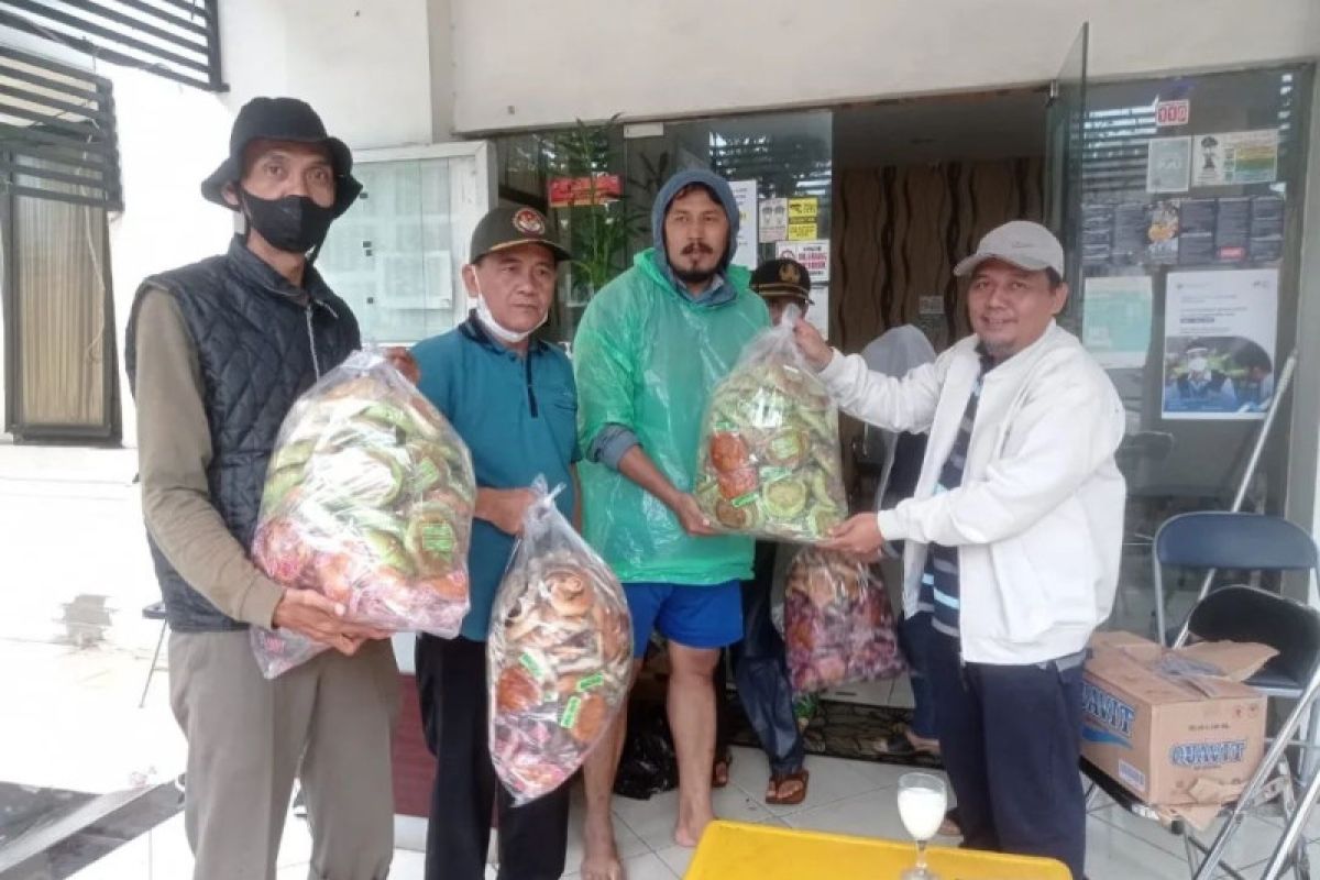 Pemkot Tangerang distribusikan makanan ke warga banjir