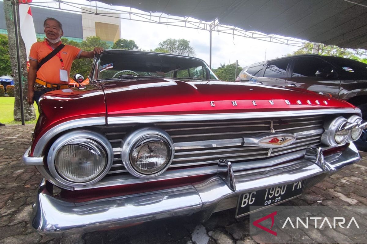 Adu kecantikan mobil klasik di Palembang