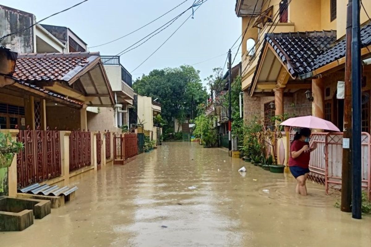 Petugas evakuasi warga di bantaran Kali Bekasi karena luapan sungai