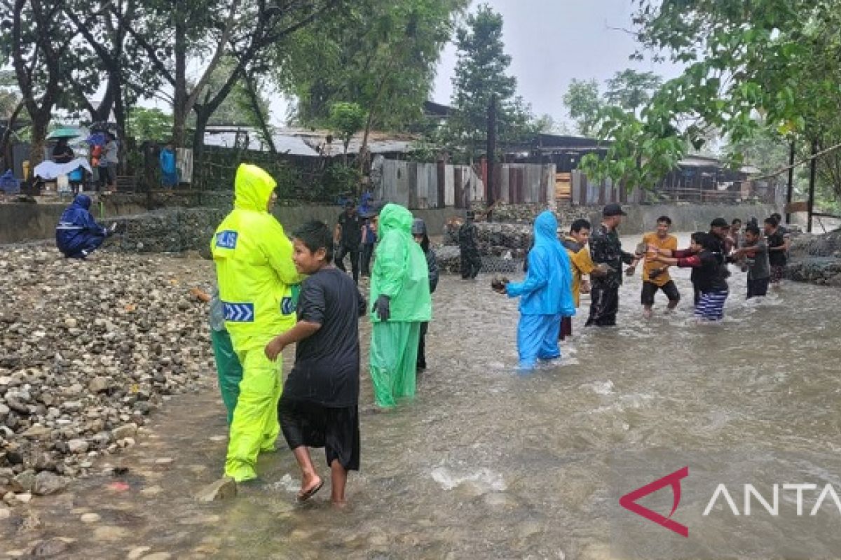 Polisi dan warga Hative bangun jembatan rusak akibat banjir di Ambon