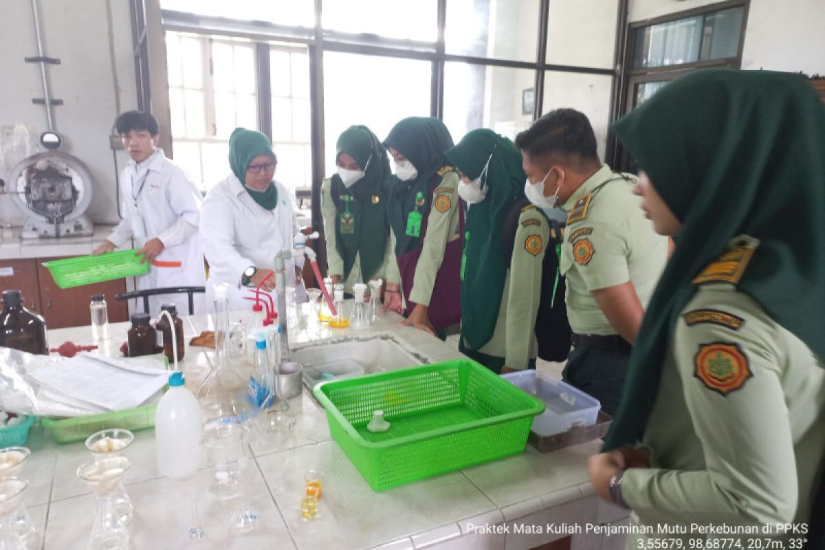 Praktik di Laboratorium PPKS, mahasiswa Polbangtan Kementan lakukan uji mutu sawit