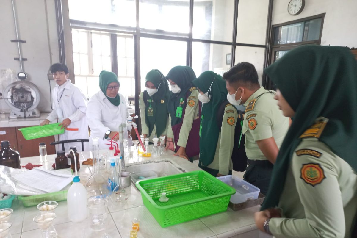 Mahasiswa Polbangtan praktik uji mutu sawit di PPKS Medan