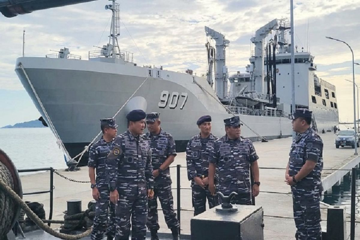 Pangkoarmada RI Laksamana Madya TNI A Rasyid periksa kesiapan unsur KRI di Laut Natuna Utara
