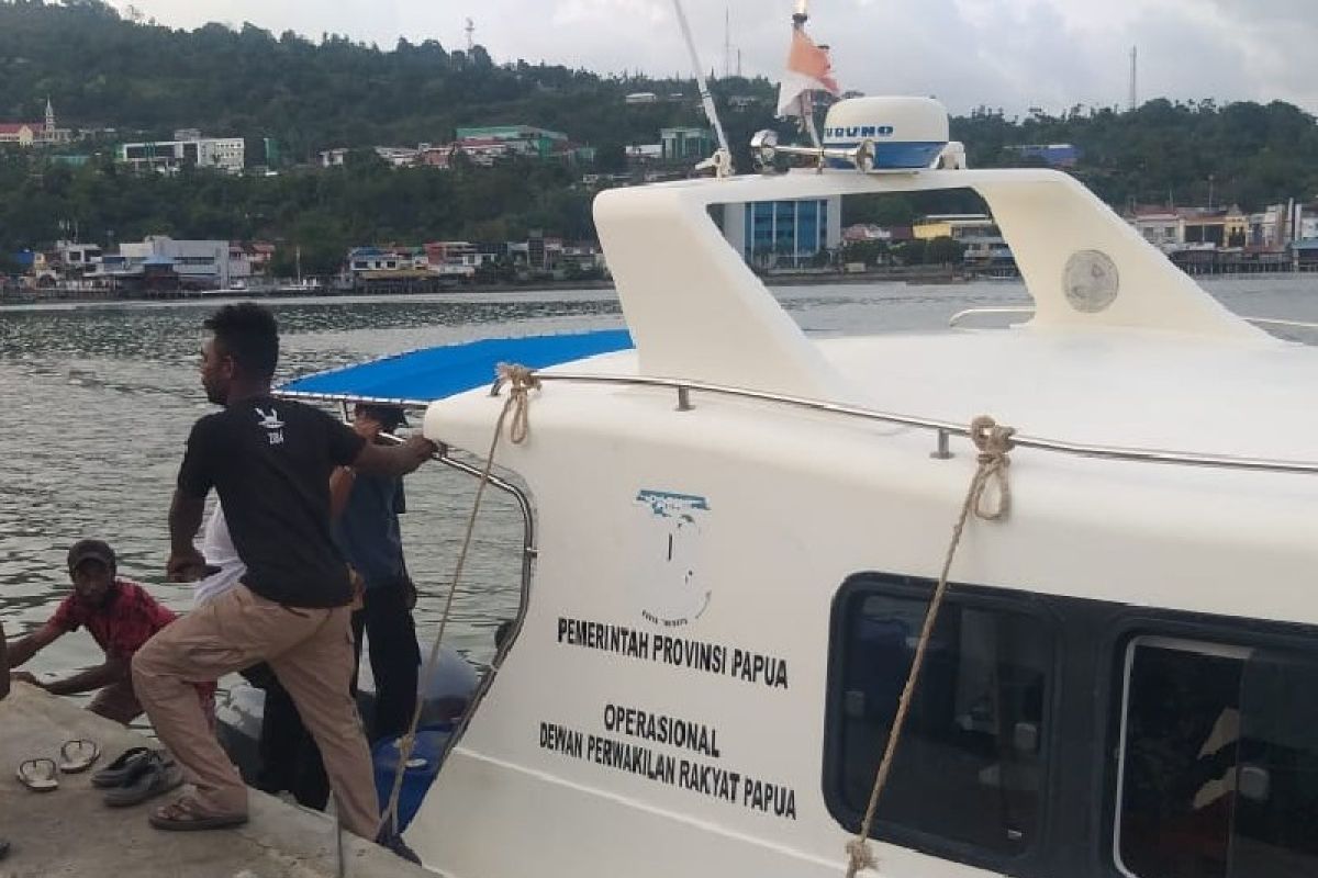 Perahu motor milik DPR Papua dilaporkan hilang kontak