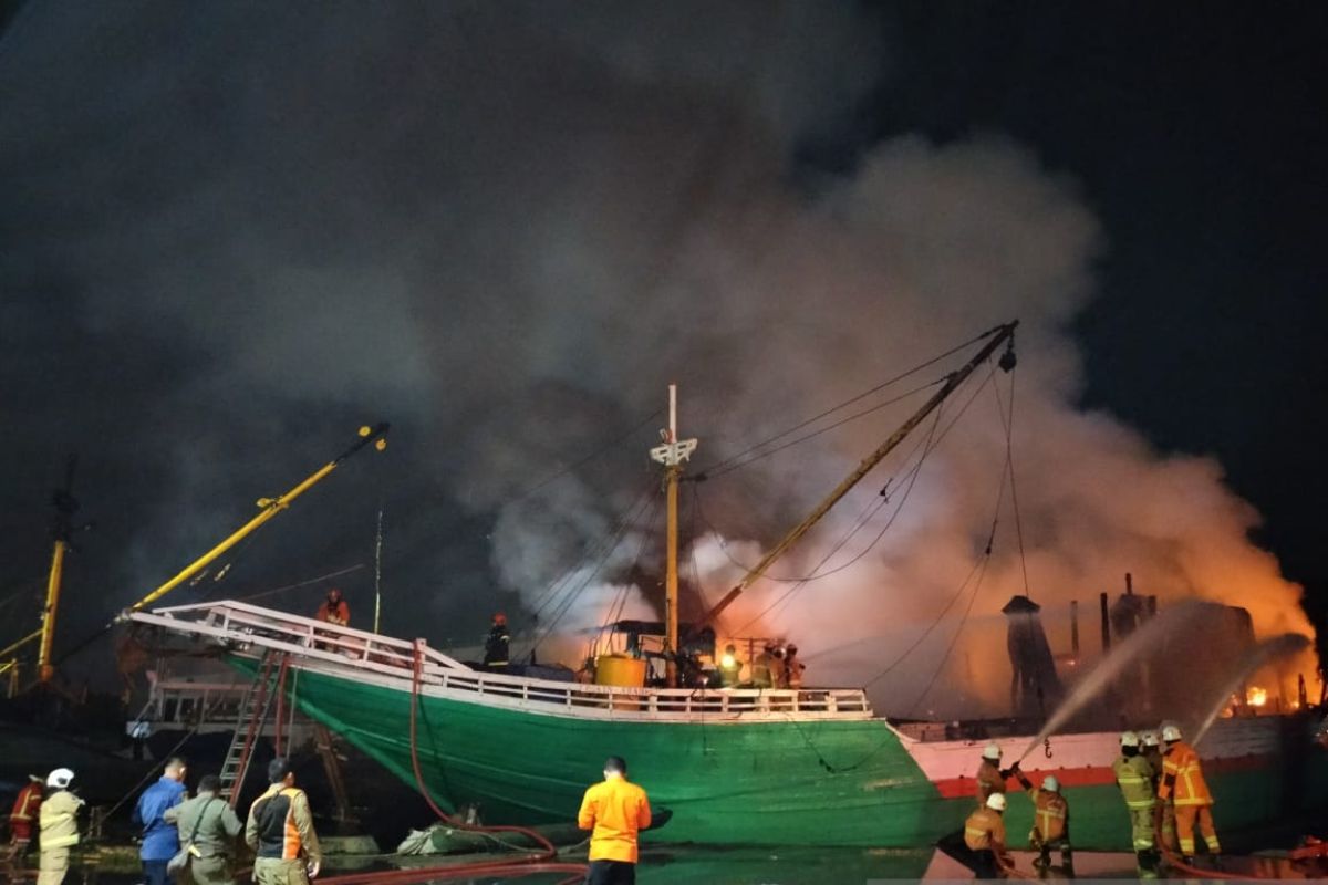 2 kapal kargo terbakar di Pelabuhan Rakyat Kalimas Surabaya