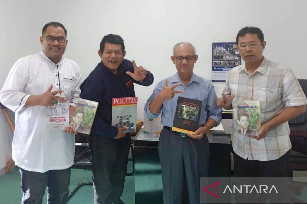 FISIP UTU Meulaboh menerima bantuan buku dan jurnal dari UNAS Jakarta