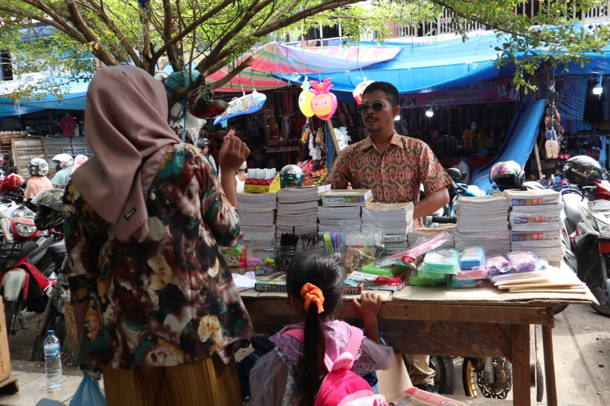 Jelang ajaran baru, buku tulis laris manis di Banda Aceh