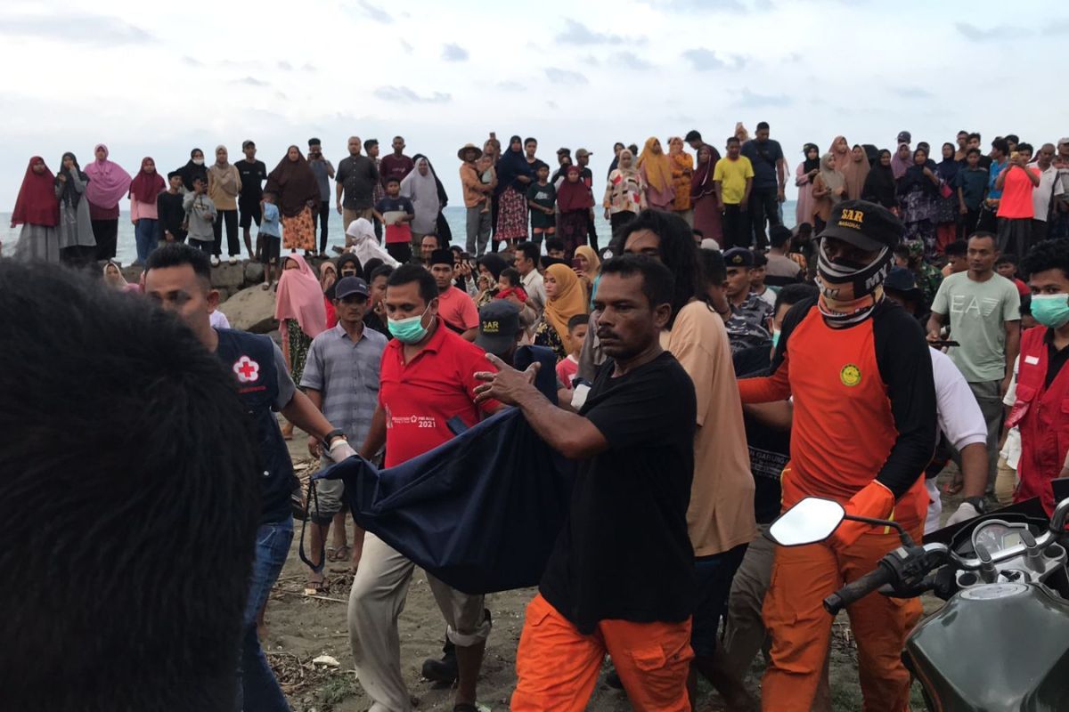 Hilang diseret arus di Pantai Manoha, remaja asal Medan ditemukan