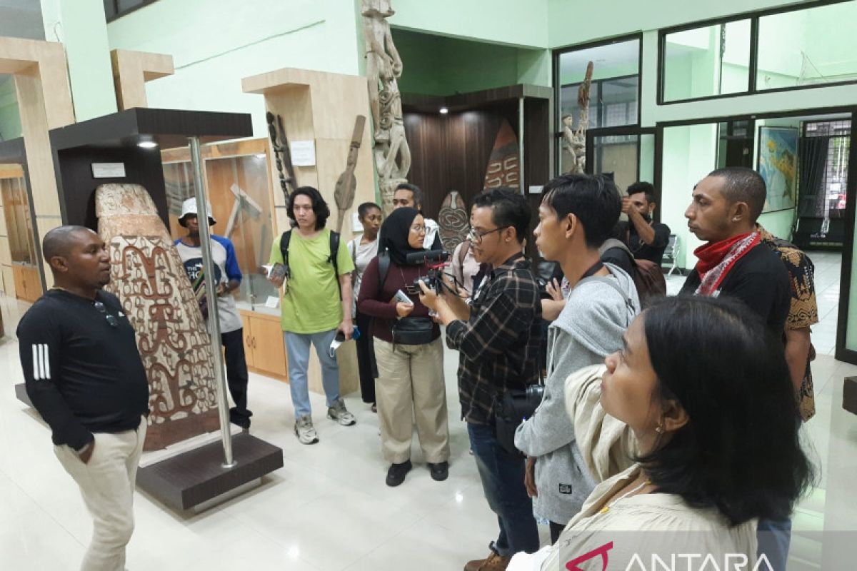 14 musisi muda peserta temu seni kunjungi Museum Loka Budaya Uncen Jayapura
