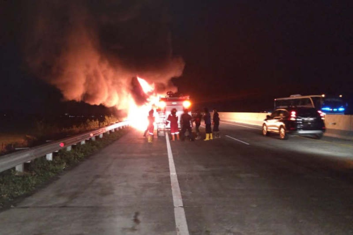 Bus Rosalia Indah terbakar di ruas tol, polisi sebut tak ada korban jiwa