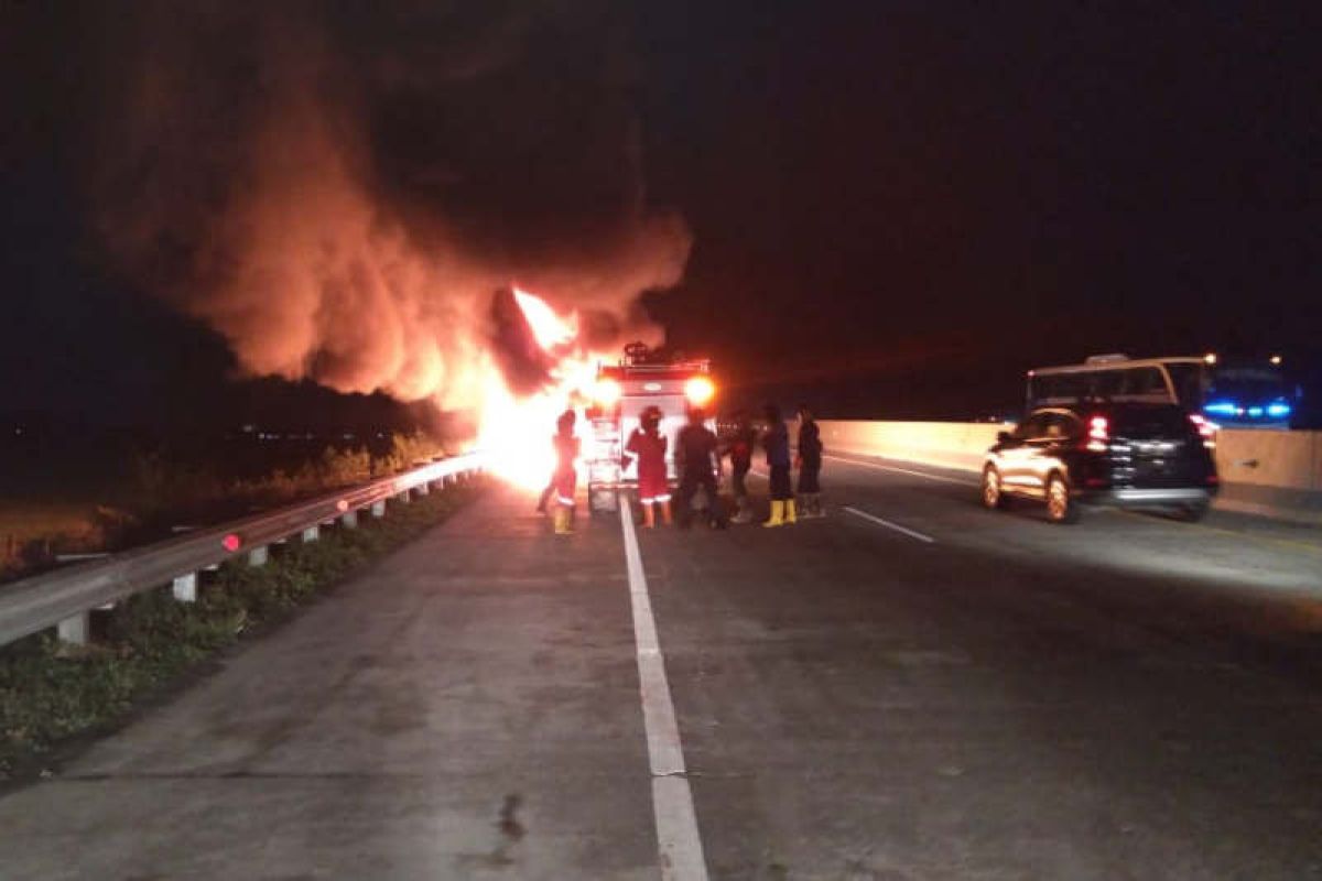 Pengemudi saling tolong, 30 penumpang selamat dari kebakaran bus di Tol Pemalang-Pejagan