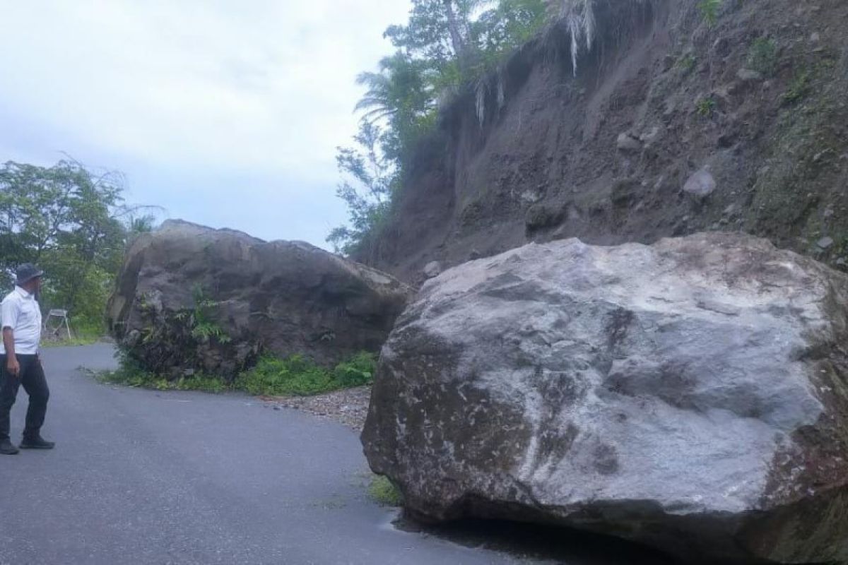 Batu besar longsor masih tutup jalan di Pulau Hiri Ternate